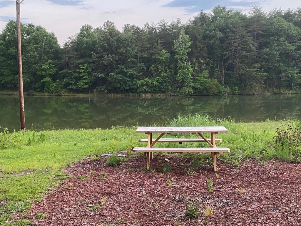 Emmar Blue & Fishing Lake Charlotte Exterior photo
